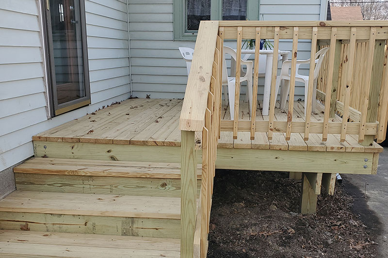 small side yard deck with steps