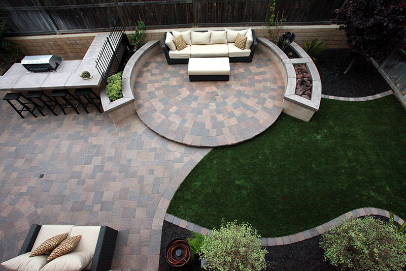 paver patio with wall