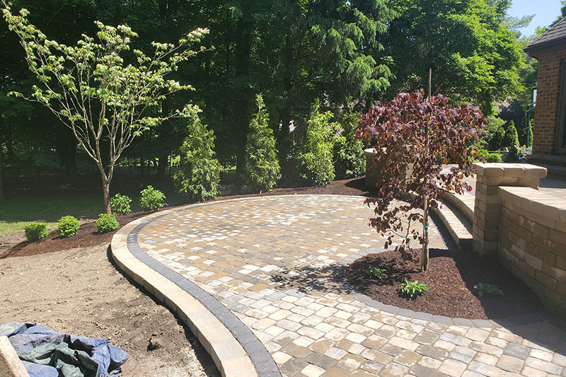paver patio with complimentary color edge